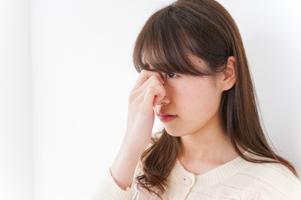 副鼻腔炎に悩まされる女性