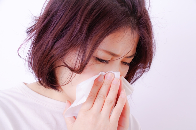 鼻をかむ女性